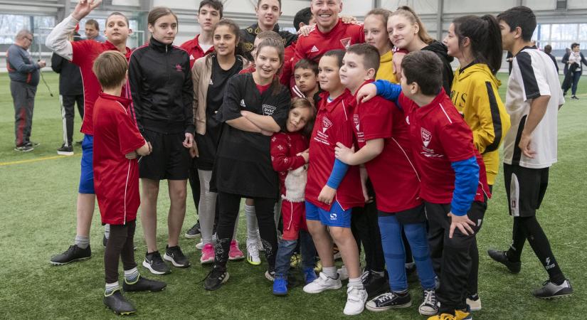 A Debrecen csapatkapitányával, Dzsudzsák Balázzsal is fociztak a gyerekek
