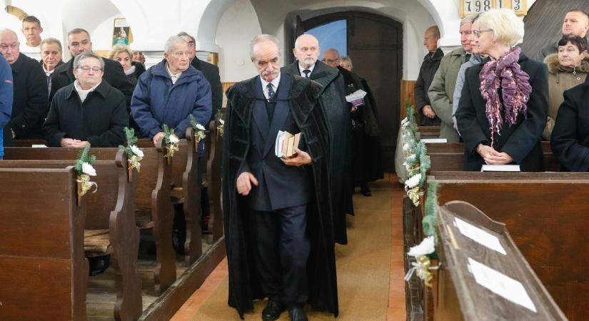 A kezdetektől építkező lelkész volt, Ferentzi Sándor neve egybeforrt Magyarszecsőd és Egyházashollós reformátusságával