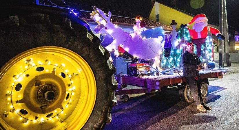 Csodajárgány Csabán: 172 lovas John Deere traktor húzza a Mikulás szánját