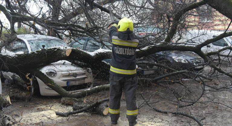 Az ország több részén is gondot okozott a hó, a tűzoltók hajnal óta megállás nélkül dolgoznak
