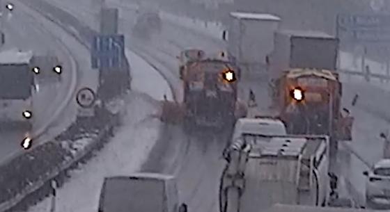 Nem bírta ki egy autós, hogy ne bújjon át az előtte haladó két hókotró között, pedig tilos lenne – videó