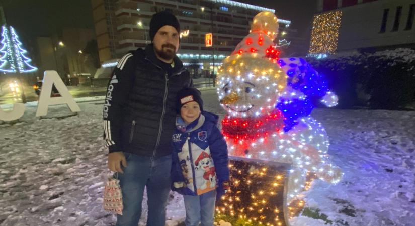Karácsonyi hangulatban: gyerekek, fények és hóemberek Ajkán