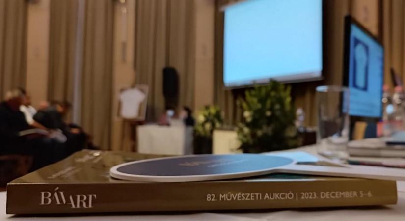 Történelmi ereklyék, ritka utazóládák és értékes festmények kerültek kalapács alá