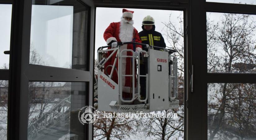 Tűzoltókkal érkezett a Mikulás a kórházakba