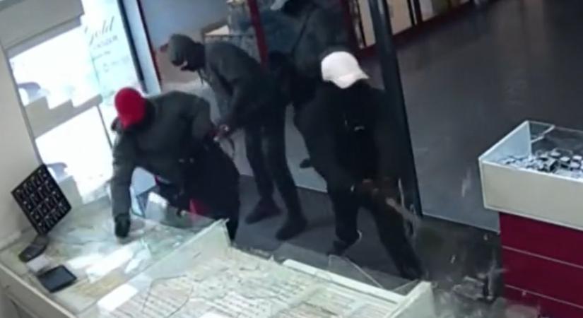 Törve-zúzva rabolta ki Veszprém egyik ékszerboltját a símaszkos banda: videón a kalapácsos ámokfutás