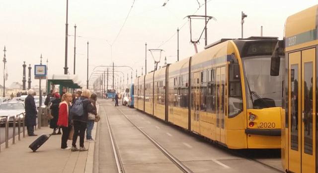 Bedrogozott fiatalok támadtak KGBéla ügyvédjére a 4-6-os villamoson
