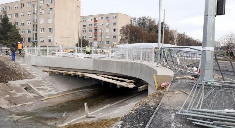 Ekkor nyithatják meg újra a jó egy hónapja lezárt Thököly-hidat (fotókkal)
