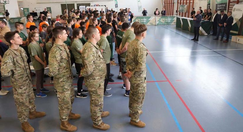 A dombóvári Szent Orsolya Bencés Iskolaközpont csapata nyert a honvédségi versenyen