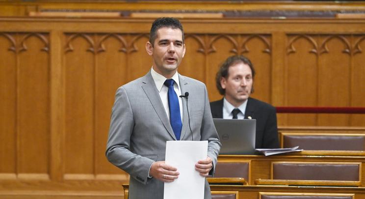 Novák Előd jótékony felajánlásra kéri Gyurcsányt Ferencet, Ungár Pétert és Rogán Antalt
