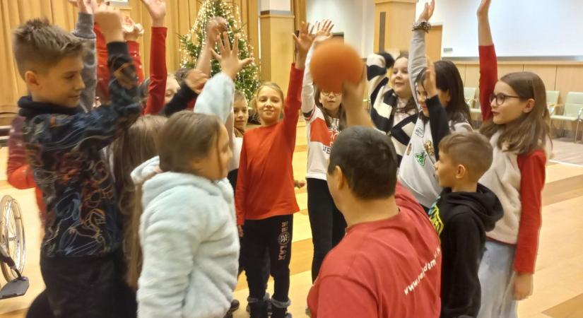 Kulturális találkozót és érzékenyítő programot rendeztek Baján – galériával