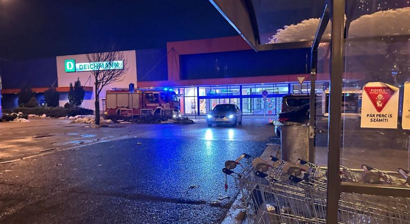 Kiterelték az embereket: tűzriadó a fehérvári nagy Tescoban (helyszíni fotó, videó)
