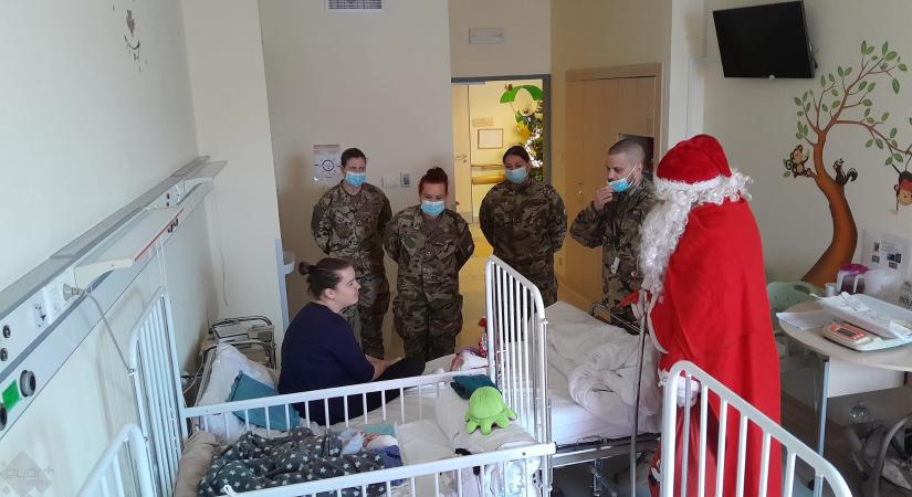 Mosolyt csaltak a beteg gyermekek arcára a győri területvédelmi katonák