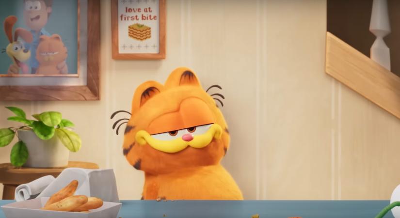 Végre magyarul is megnézhetitek az új Garfield-film első előzetesét, melyben az apakomplexusos macsek csak tömi és tömi az agyát