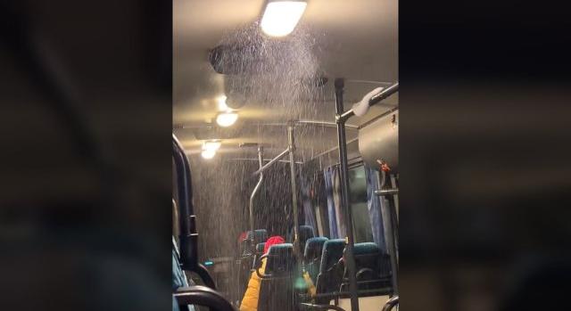 Fényvillamos, fénytroli? Ugyan már! A Volán elhozta a jégvarázsbuszt!