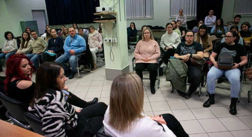 A kecskeméti fórumon a szülésznőktől kérdezhettek az anyukák és kismamák – galériával