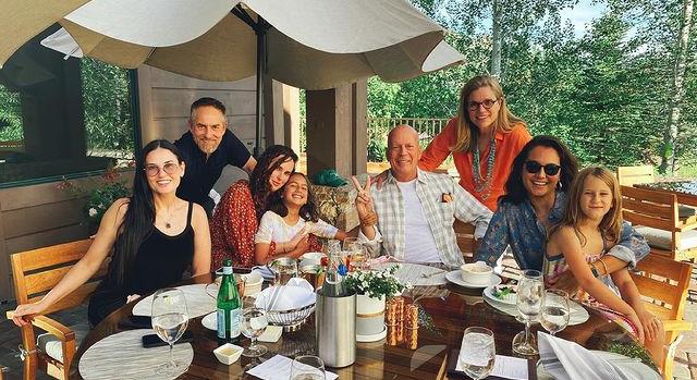 Minden együtt töltött pillanatba kapaszkodik Bruce Willis családja