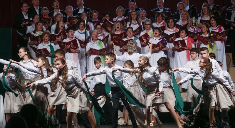 Örömteli zenés utazás volt a Sárvári Oratórikus Kórus jubileumi éve