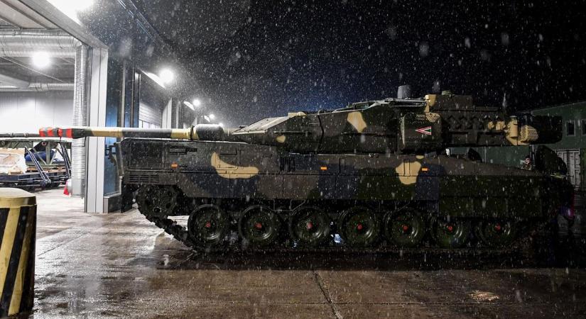 Folyamatosan érkeznek az igazi csúcsragadozók, a Leopard 2A7-esek Tatára