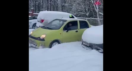 Rendőr tölt be egy Daewoo Matizt a nagy hóban