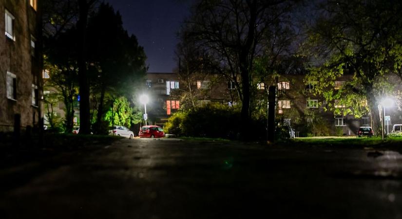 Kidőlt villanyoszlop – a pótlás folyamatban