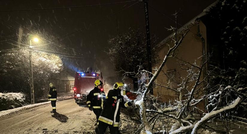 Sok munkát adott az intenzív havazás a tűzoltóknak Tolnában