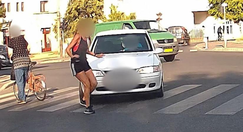 Megrázó felvételek: a zebrán gázoltak el egy nőt Borsodban - videó