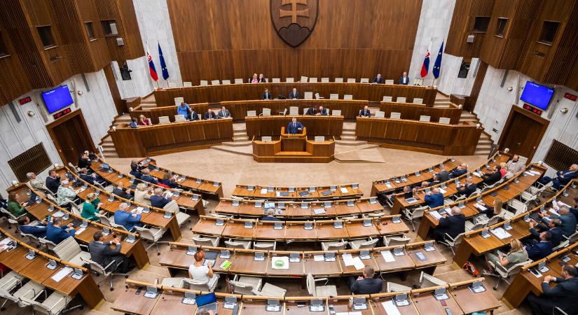 Jóváhagyta a parlament a hitelt törlesztők adóbónuszát