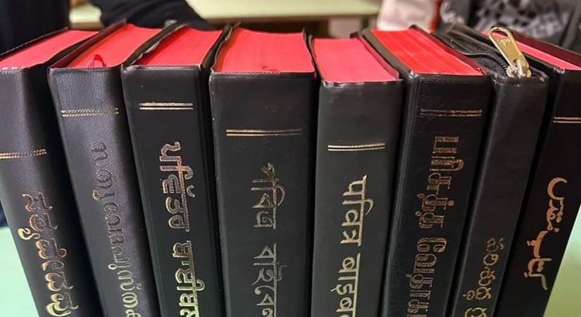 Indiából érkeztek bibliák a Tiszaderzsi Bibliamúzeumba