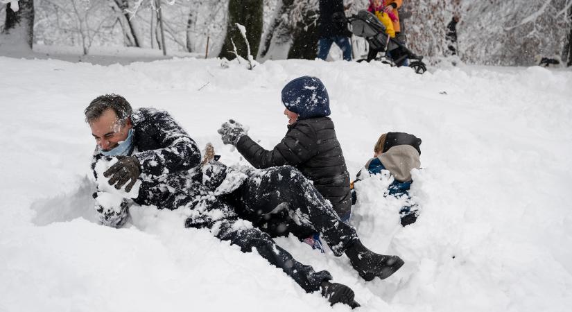 A Normafán örült a friss hónak az amerikai nagykövet a fiaival