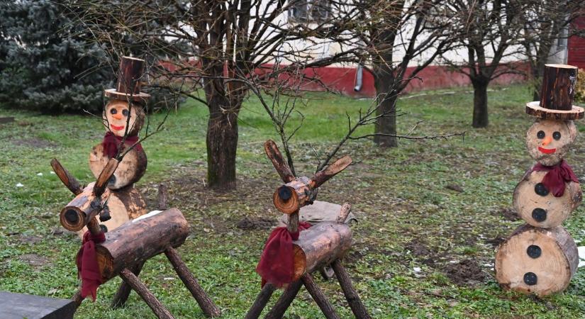 Szeretetet sugároz a tiszaszalkai dekoráció