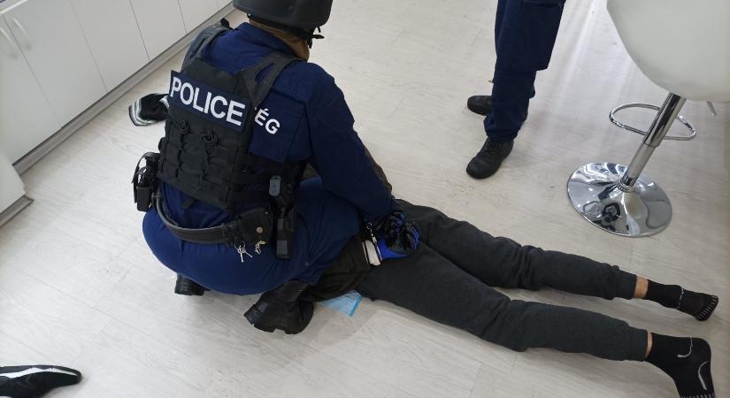 „Ez egy rablás” – Fegyverrel rontott be két férfi a szigetszentmiklósi ékszerüzletbe, az aranyat és az ezüstöt követelték