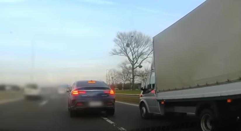 Videón a sietősen előzgető mercedeses, aki szinte állóra fékezte a fél M3-as autópályát