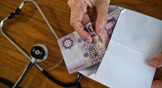 Elvittek a rendőrök a salgótarjáni kórházból egy ismert orvost mert hálapénzt fogadott el