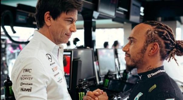 Hamilton és a Mercedes támad: ez történt ma az F1-ben