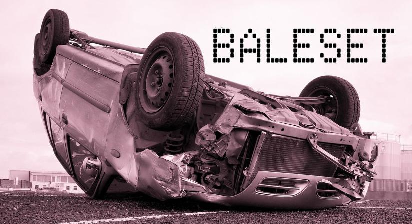 Felborult egy személygépkocsi a 36-os főúton