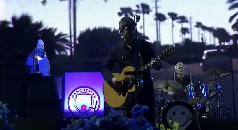 Noel Gallagher akkora drukker, hogy a mexikói koncertjén odarakott maga mögé egy Man City-címert és egy Guardiola-papírbábut
