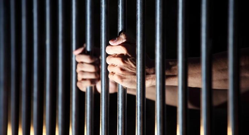 Tatabányán, a nyílt utcán többször rálőtt, majd hátba szúrta exe új párját férfi