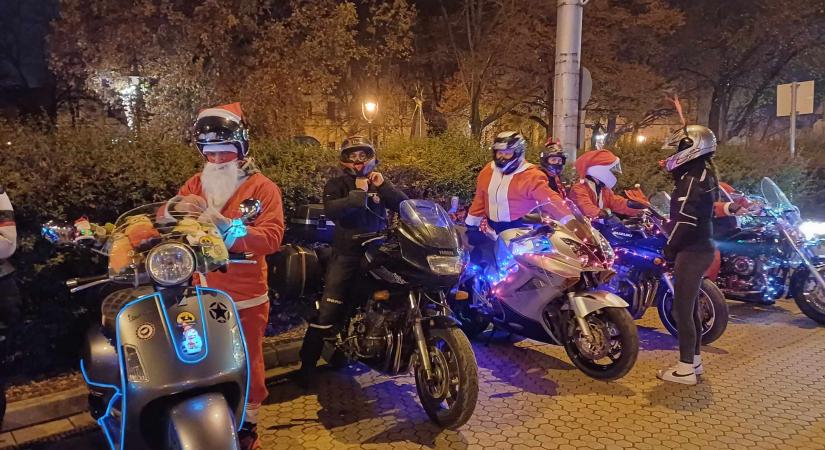 Motoros Mikulások csaltak mosolyt a járókelők arcára Debrecenben és Hajdúsámsonban