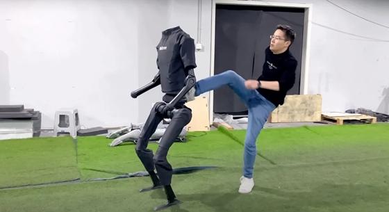180 cm magas, és felrúgni sem igen lehet az új kínai humanoid robotot – videó