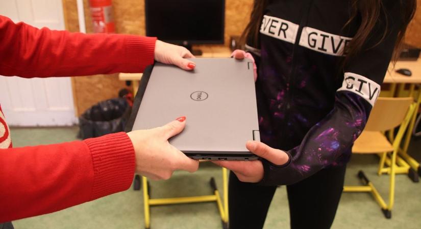 A salgótarjáni általános iskola diákjaihoz is megérkeztek a notebookok