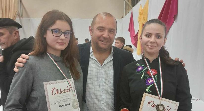 Trikolor püré, grillezett puliszkakorong, raguval töltött ravioli csirkemelltalapzaton – három díj zircieknek