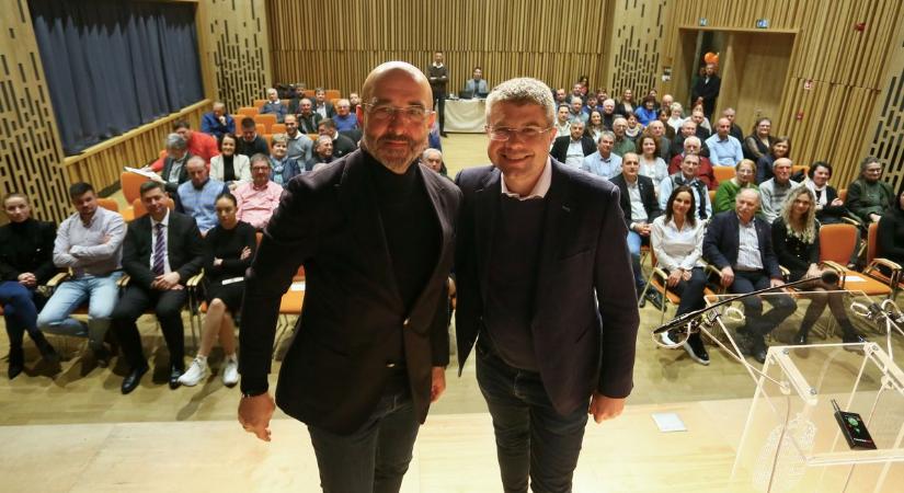 Szuverenitásunk a főszerepben – Az idei országjárás utolsó állomásán, Sárváron tartott fórumot dr. Kovács Zoltán