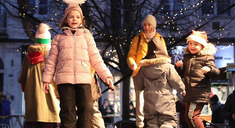 Illatok, hangok, fények, varázslat: ovisok a szombathelyi adventi vásárban