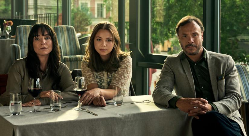Látszólag normális kritika – Nyomasztó témával és erős alakításokkal gázol a néző lelkébe a Netflix új sorozata