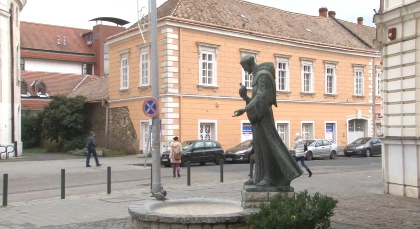 Assisi Szent Ferenc – Pécs egyik nevezetes szobrát mutatja be Tillai Gábor történész