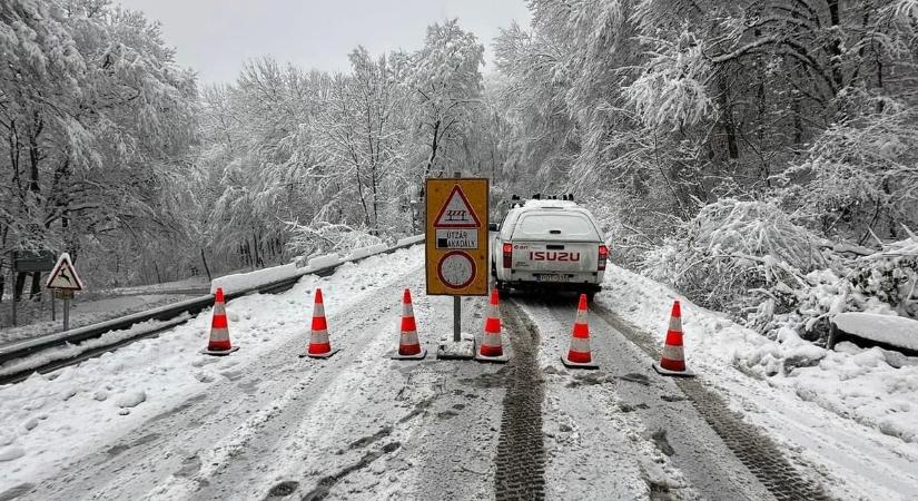 Még mindig nem járhatók ezek az utak megyénkben a rendkívüli hóhelyzet miatt!