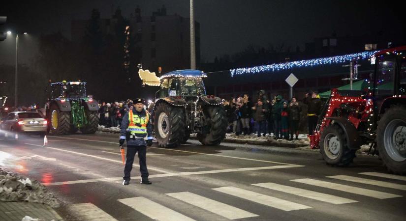 Fénytraktorok és Mikulásbusz vonult fel Tamásiban