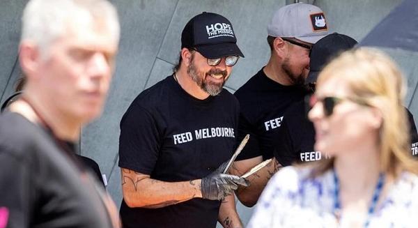 Több száz hajléktalannak adott ételt Ausztráliában Dave Grohl (fotók)