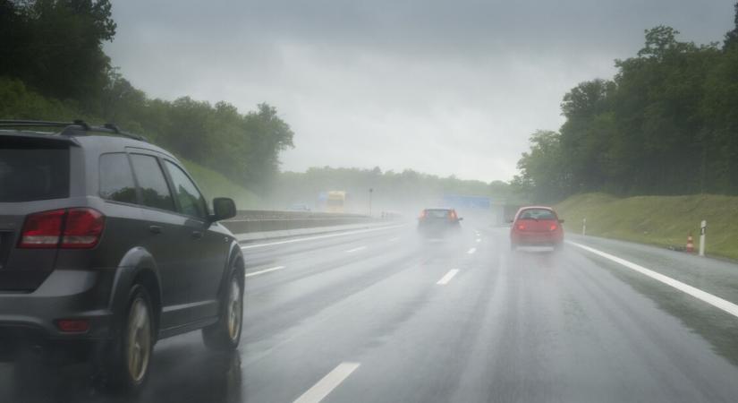 Orvosmeteo: csúszós utak és köd veszélyezteti ma a közlekedést