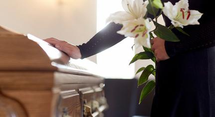 A dráguló temetkezési költségek miatt egyre többen viszik haza a hamvakat